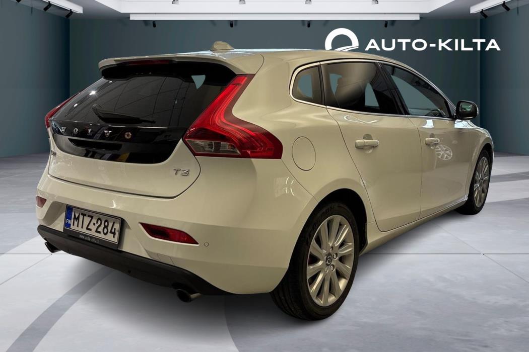 VOLVO V40 2016
