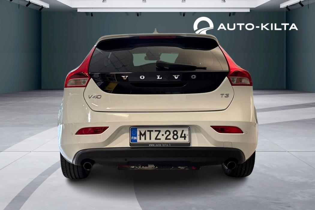 VOLVO V40 2016