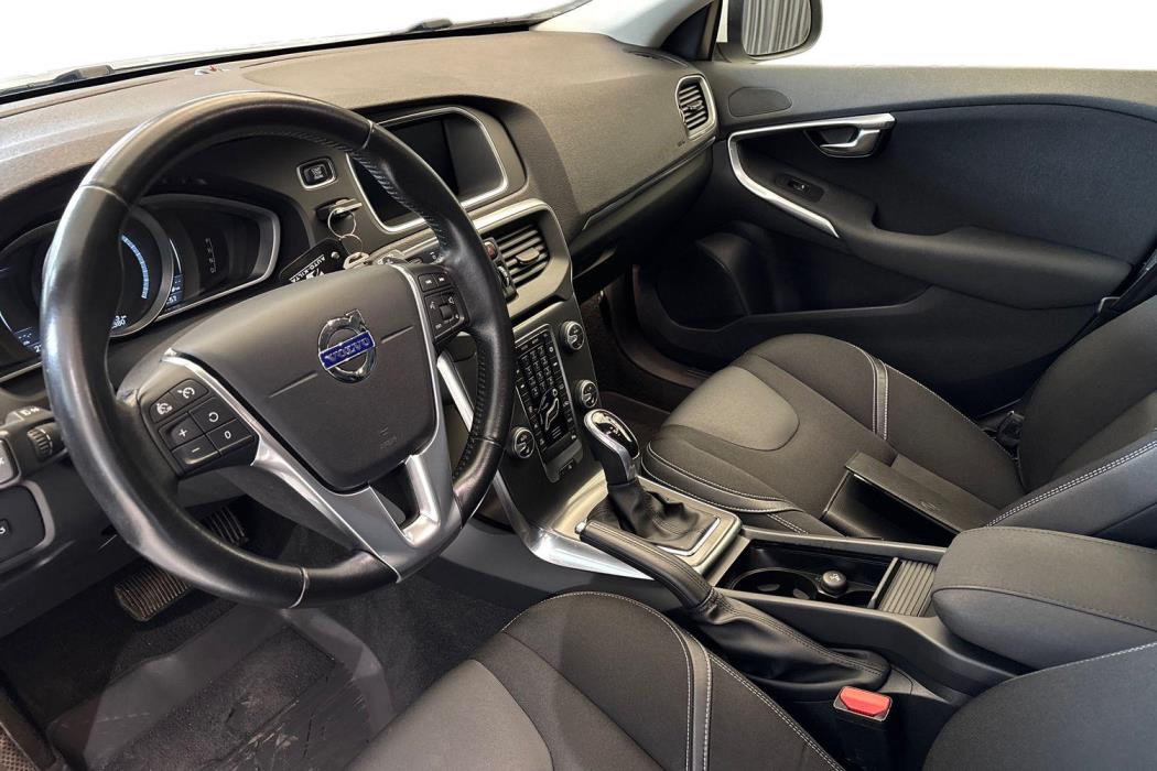 VOLVO V40 2016
