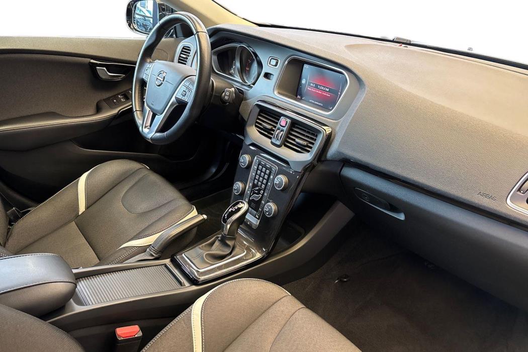 VOLVO V40 2019