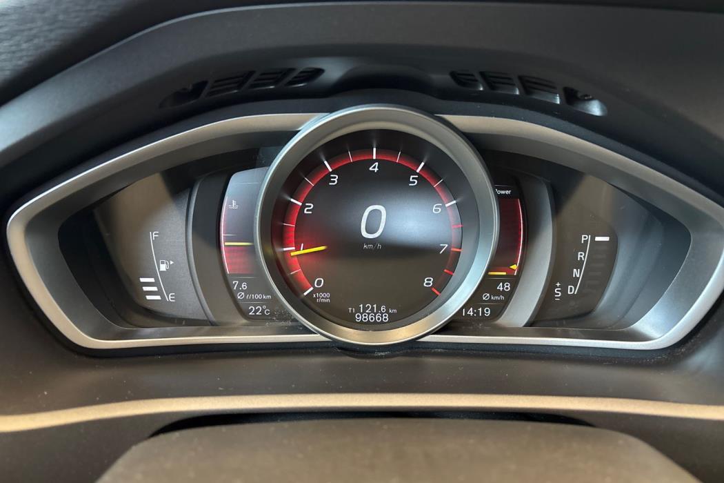VOLVO V40 2019