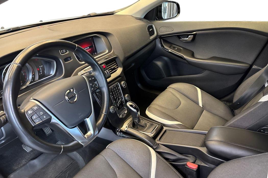 VOLVO V40 2019