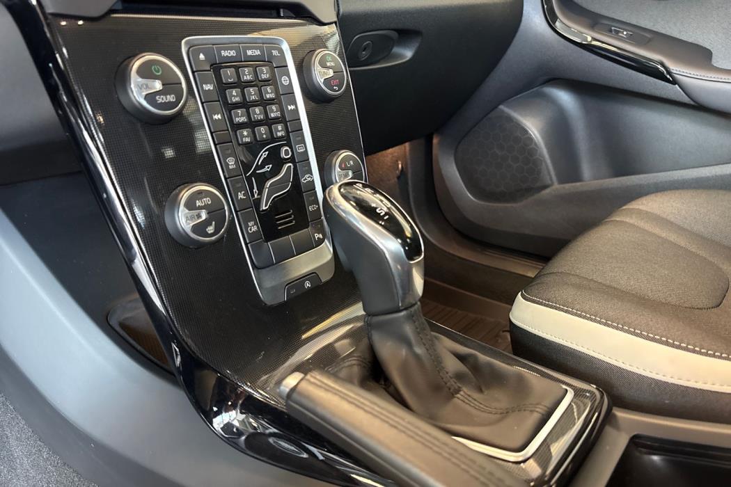 VOLVO V40 2019