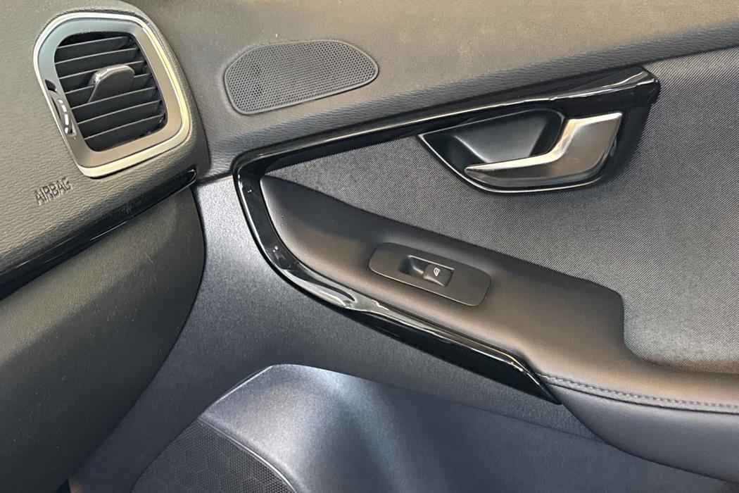 VOLVO V40 2019