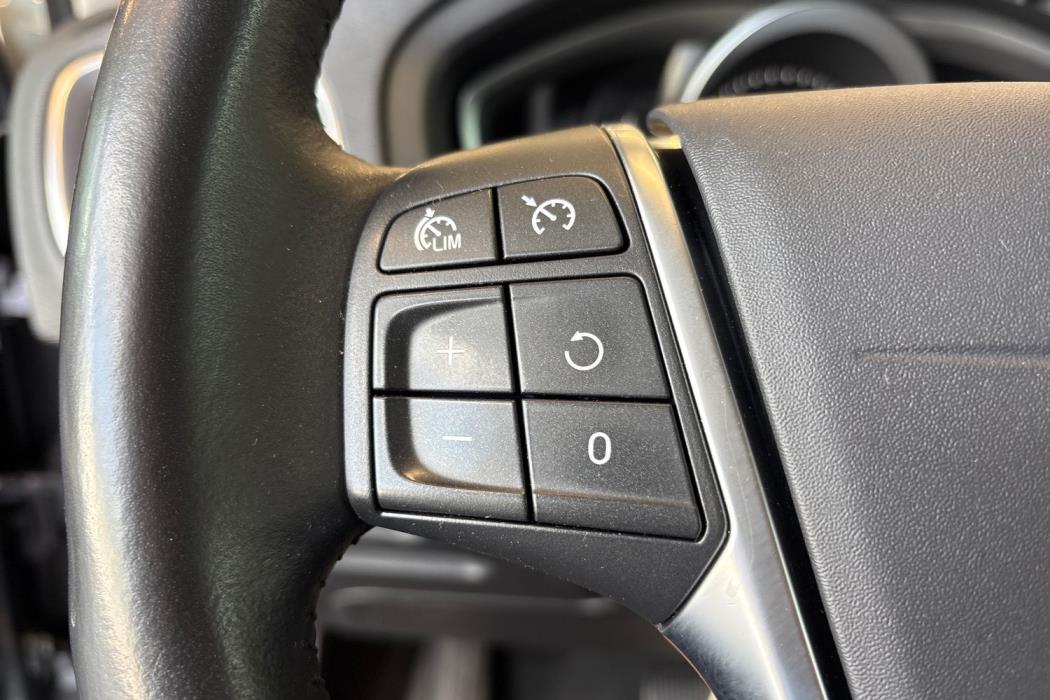VOLVO V40 2019
