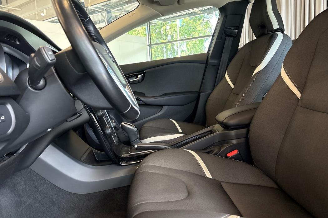 VOLVO V40 2019