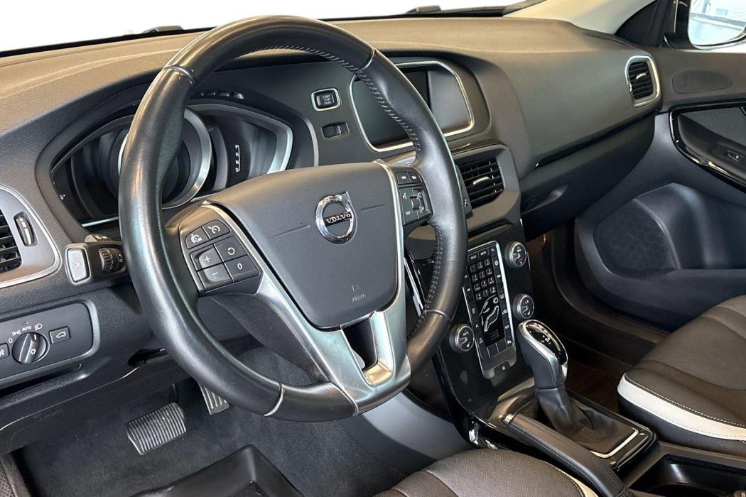 VOLVO V40 2019