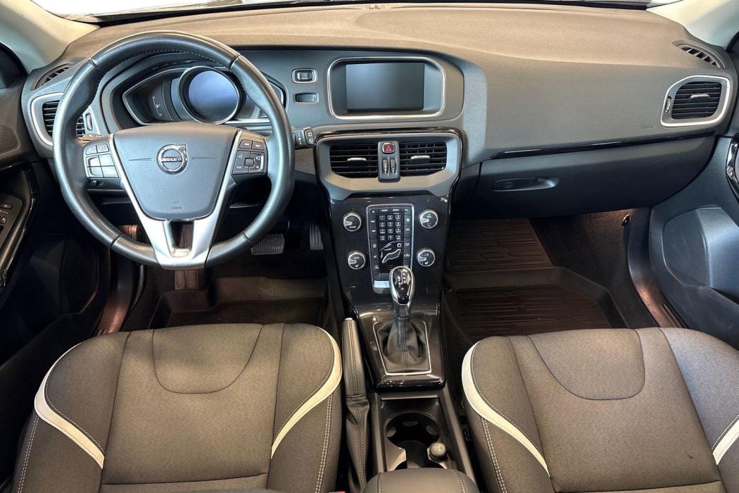 VOLVO V40 2019