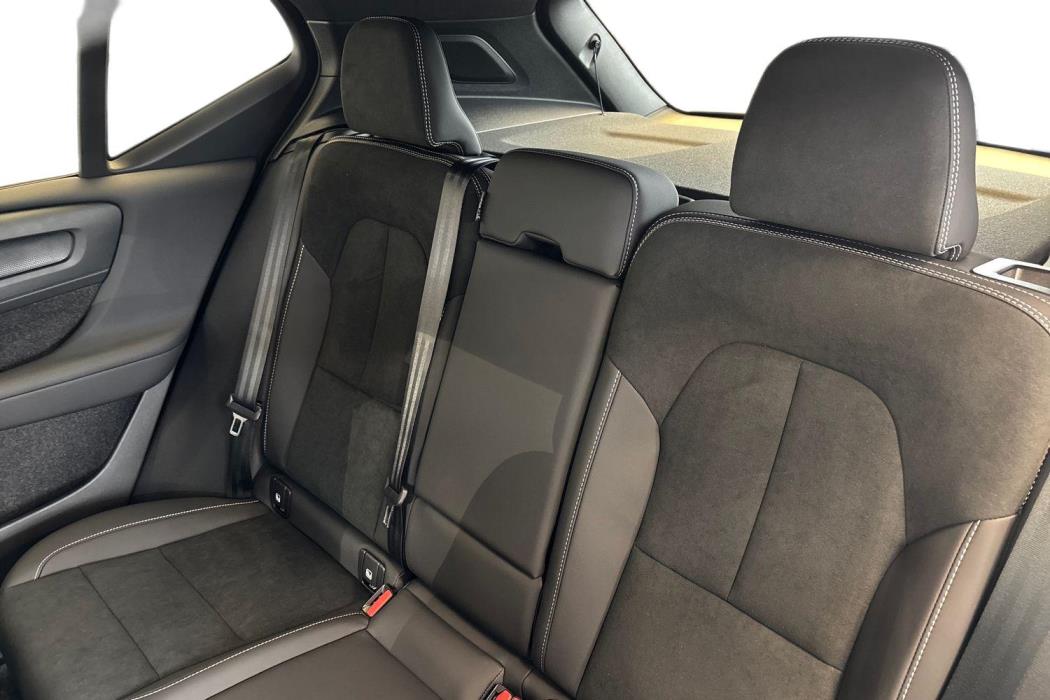 Volvo EX40 2026