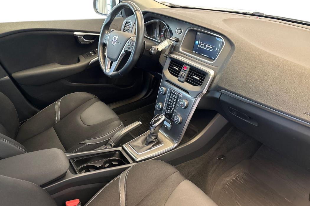 VOLVO V40 2015