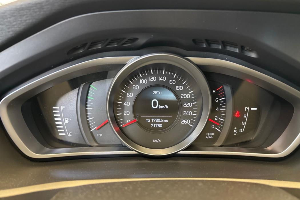 VOLVO V40 2015
