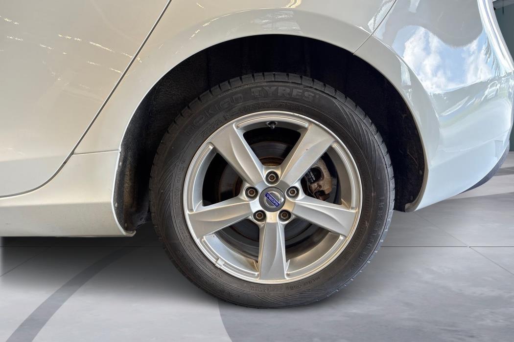 VOLVO V40 2015