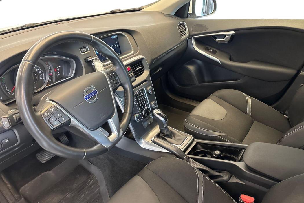 VOLVO V40 2015