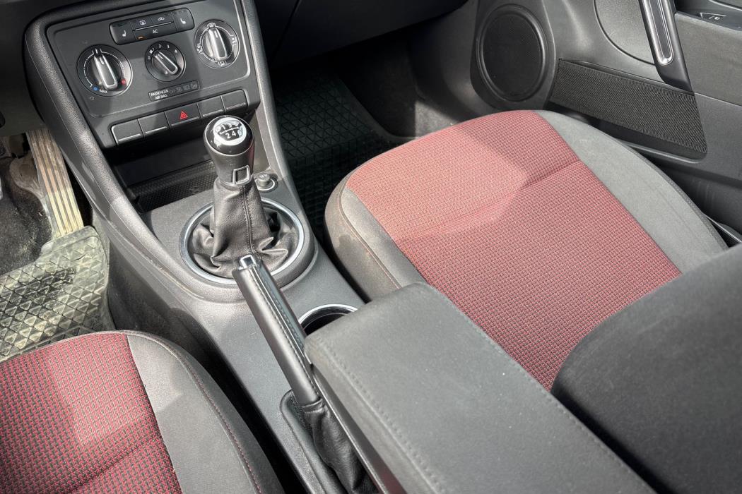 VOLKSWAGEN Beetle 2012