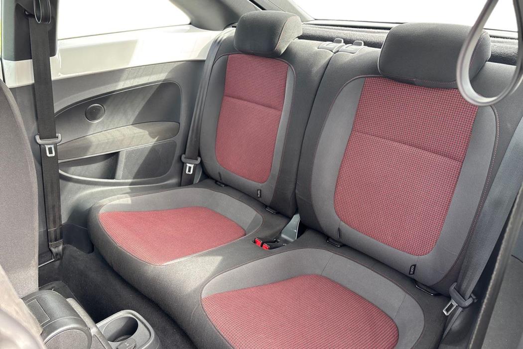 VOLKSWAGEN Beetle 2012