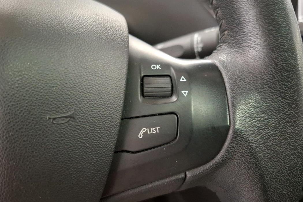 PEUGEOT 208 2013