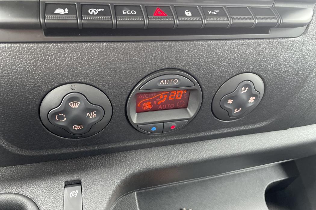 Nissan NV400 2021