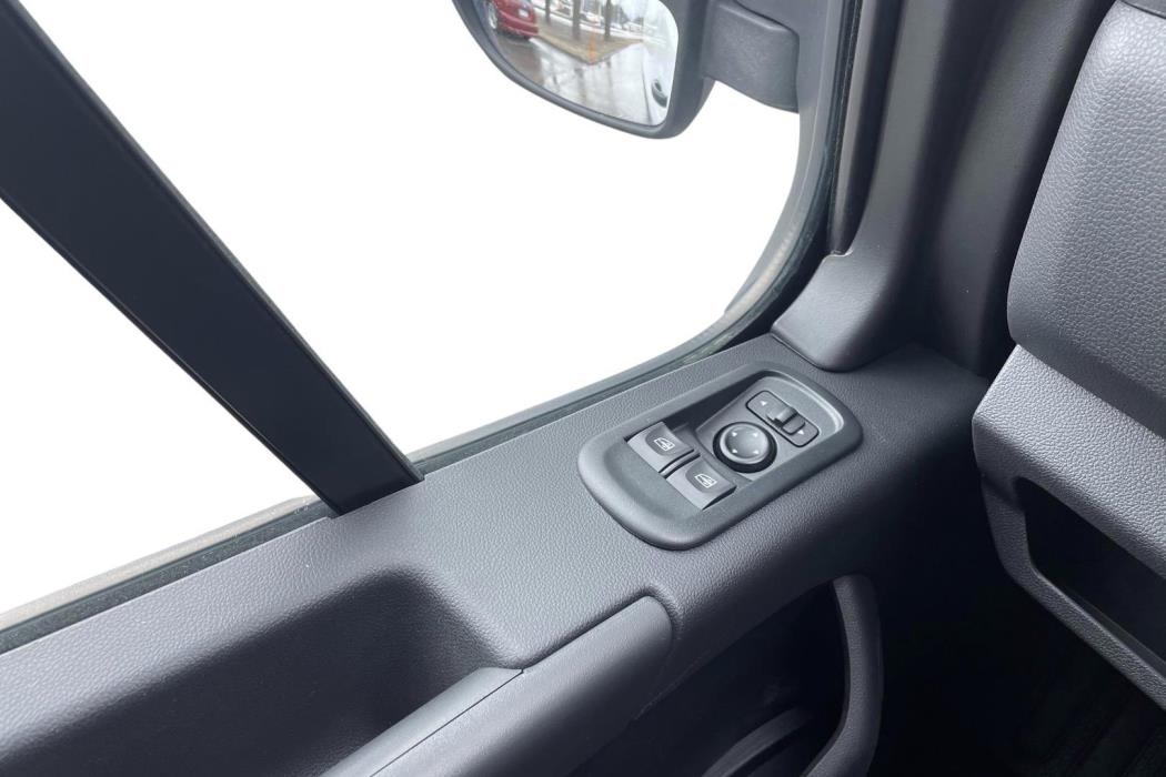 Nissan NV400 2021