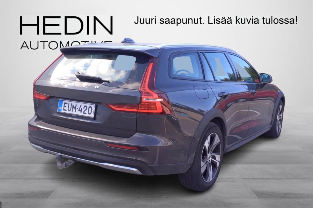 Volvo V60 Cross Country 2023
