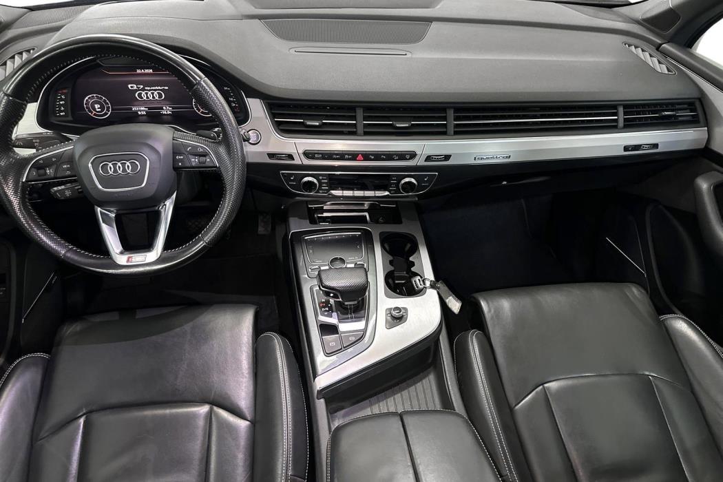 AUDI Q7 2015