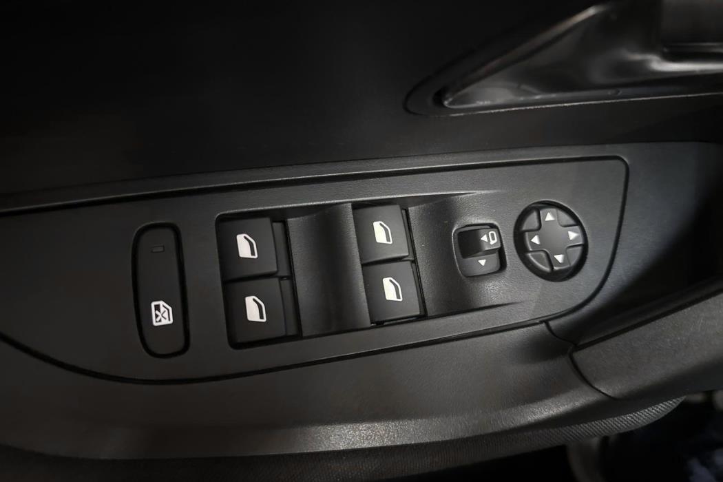 PEUGEOT e-2008 2023