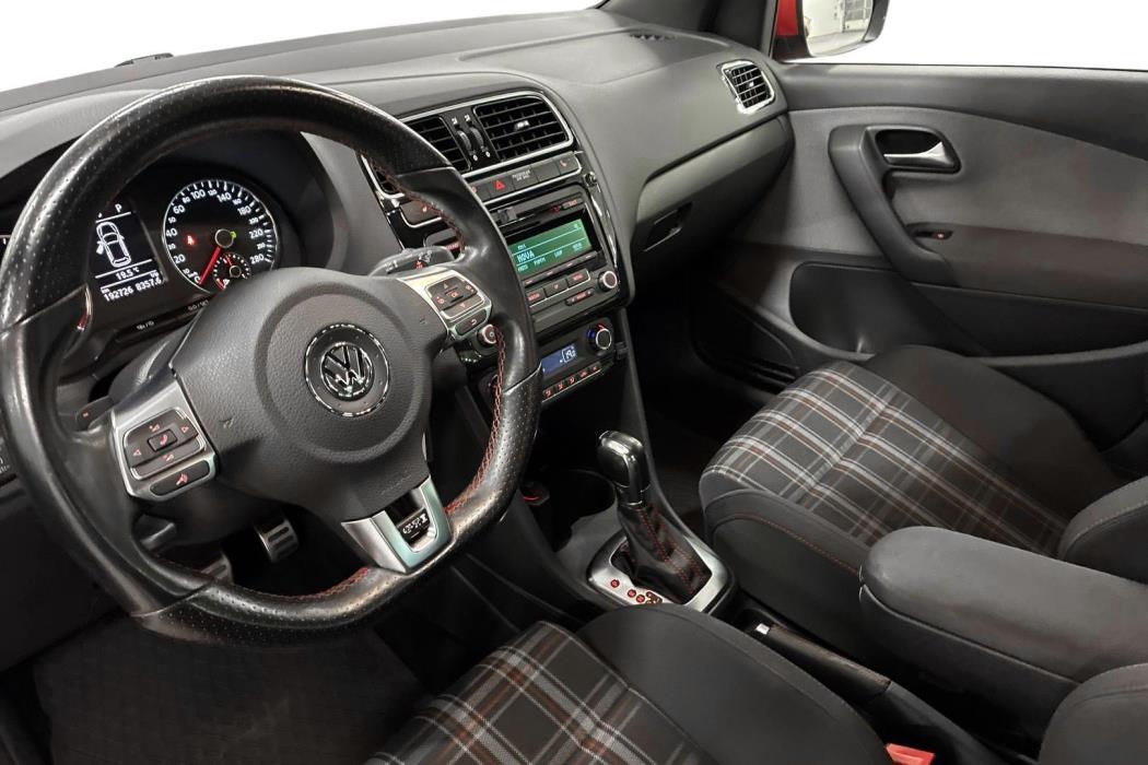 VOLKSWAGEN Polo 2013