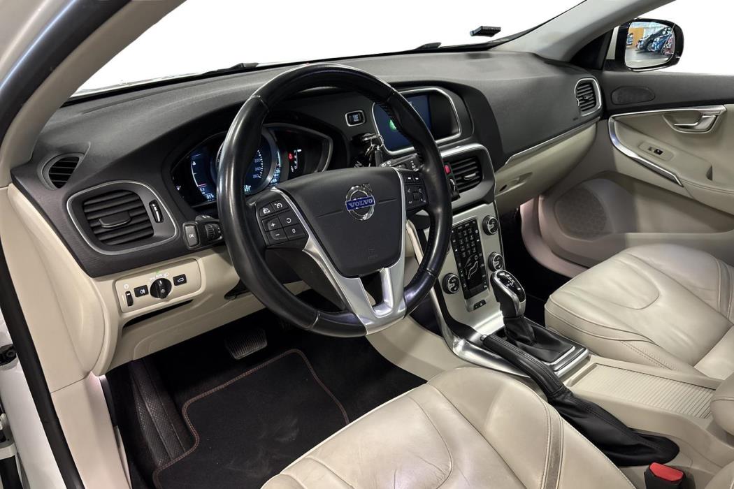 VOLVO V40 2015
