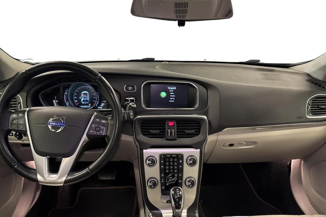 VOLVO V40 2015