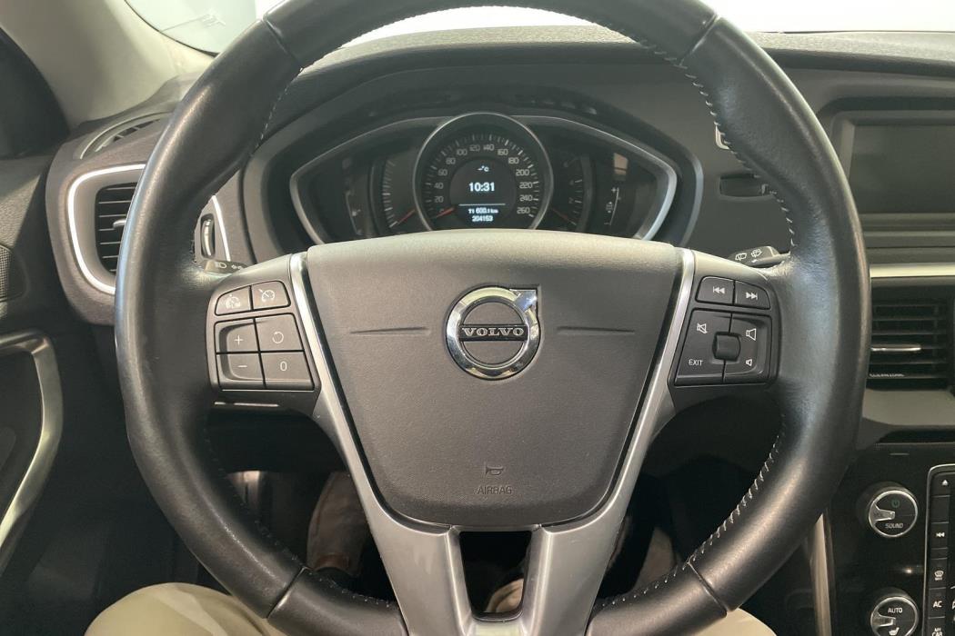 VOLVO V40 2016