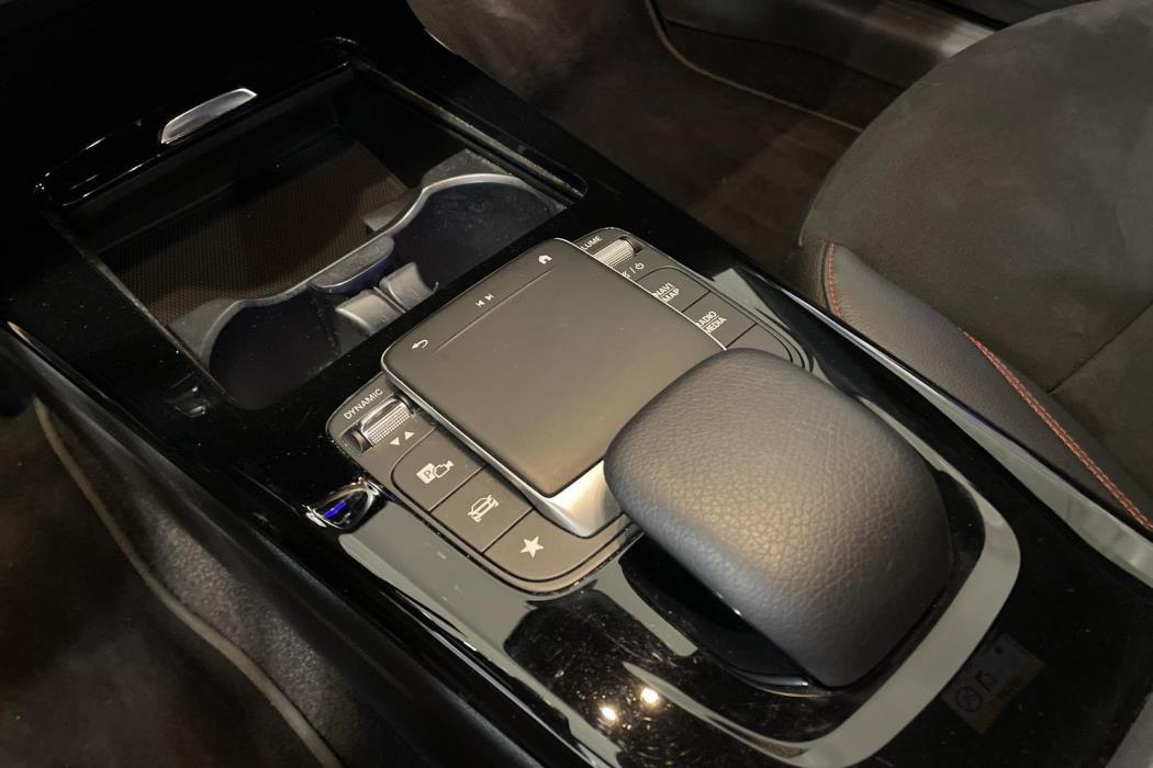 MERCEDES-BENZ A 2022