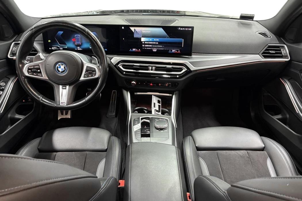 BMW 330 2023