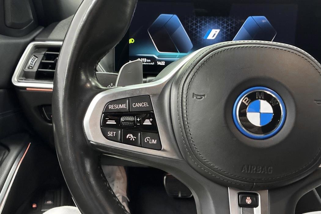 BMW 330 2023