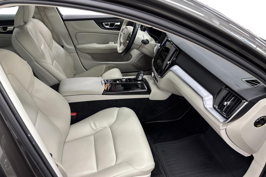 VOLVO V60 2020