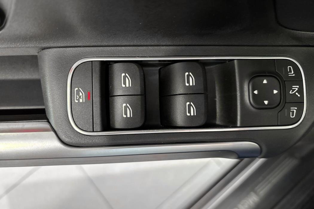 MERCEDES-BENZ GLB 2023