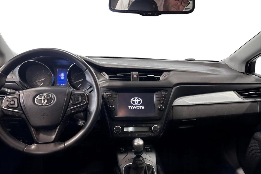 TOYOTA Avensis 2015