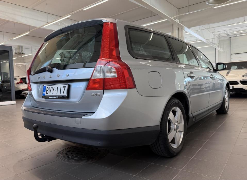 VOLVO V70 2010