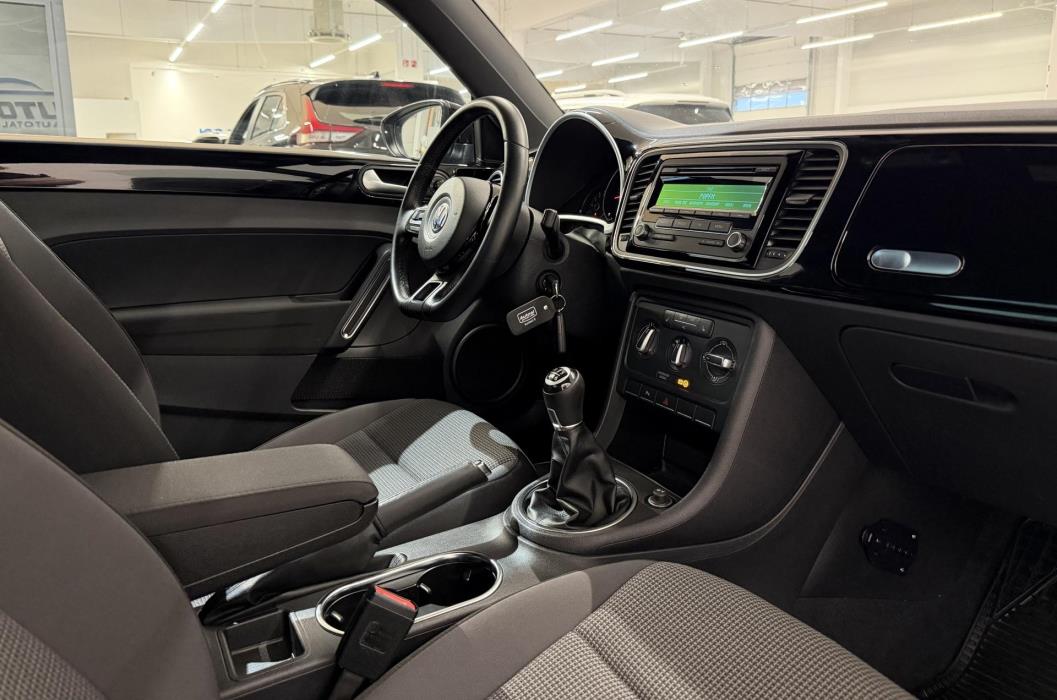 VOLKSWAGEN Beetle 2013
