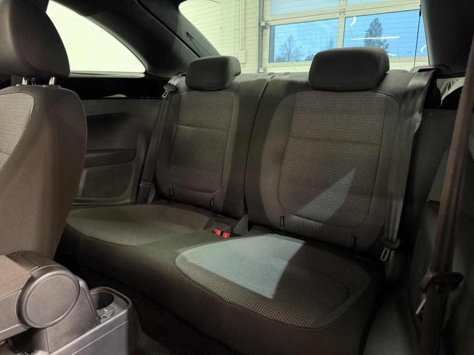 VOLKSWAGEN Beetle 2013