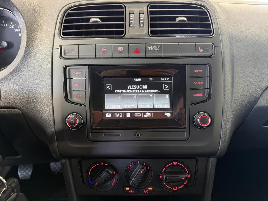 VOLKSWAGEN Polo 2015