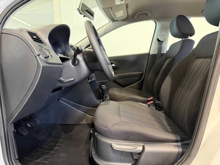 VOLKSWAGEN Polo 2015