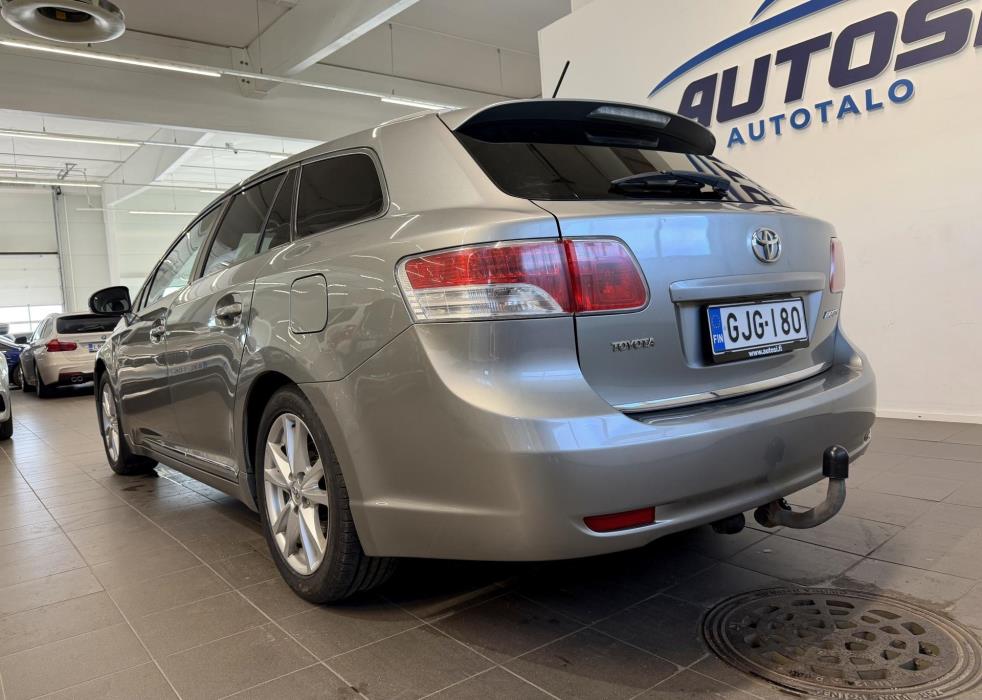 TOYOTA Avensis 2011