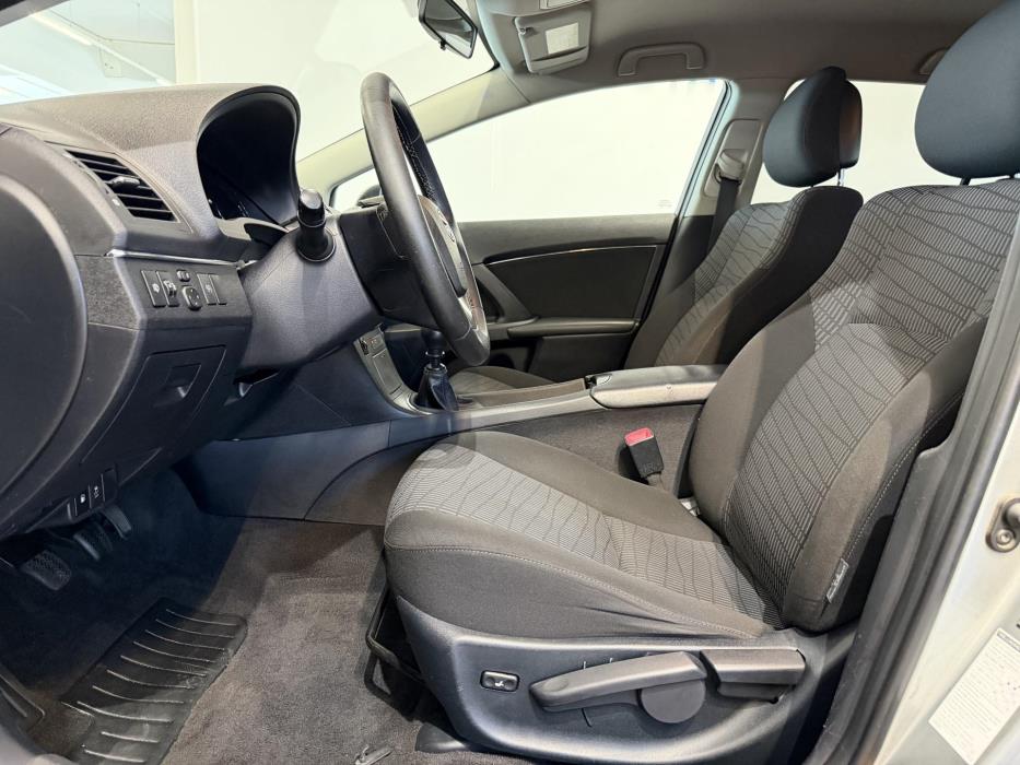 TOYOTA Avensis 2011