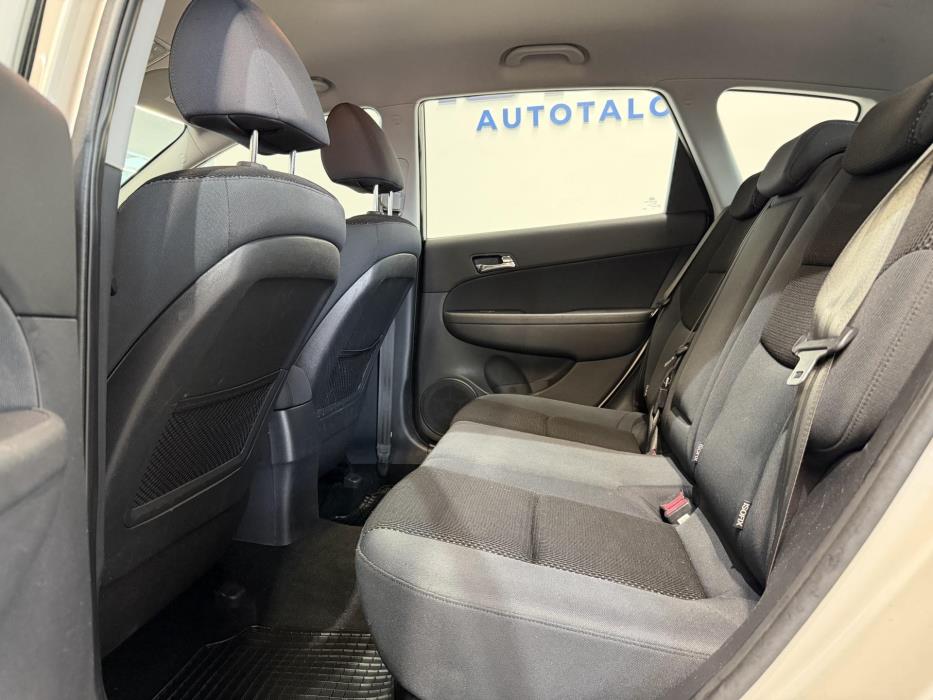 HYUNDAI i30 2011