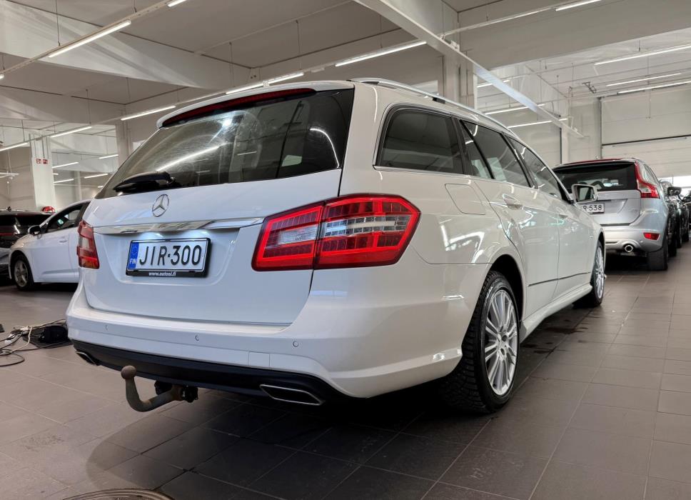 MERCEDES-BENZ E 2011