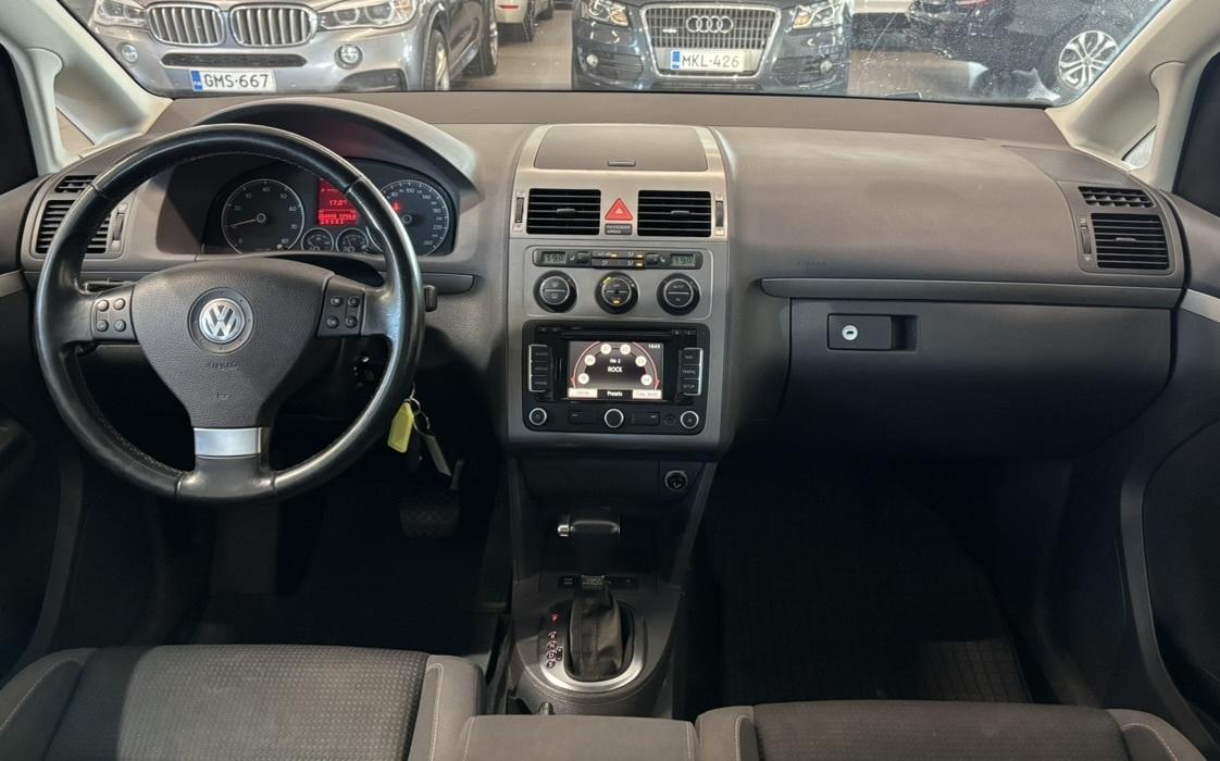 VOLKSWAGEN Touran 2010