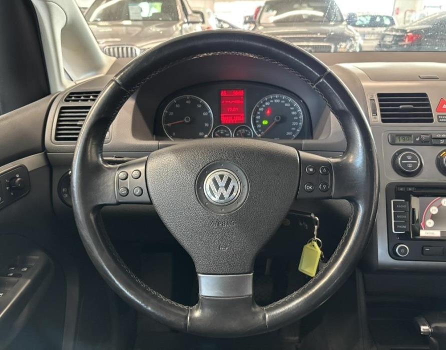 VOLKSWAGEN Touran 2010