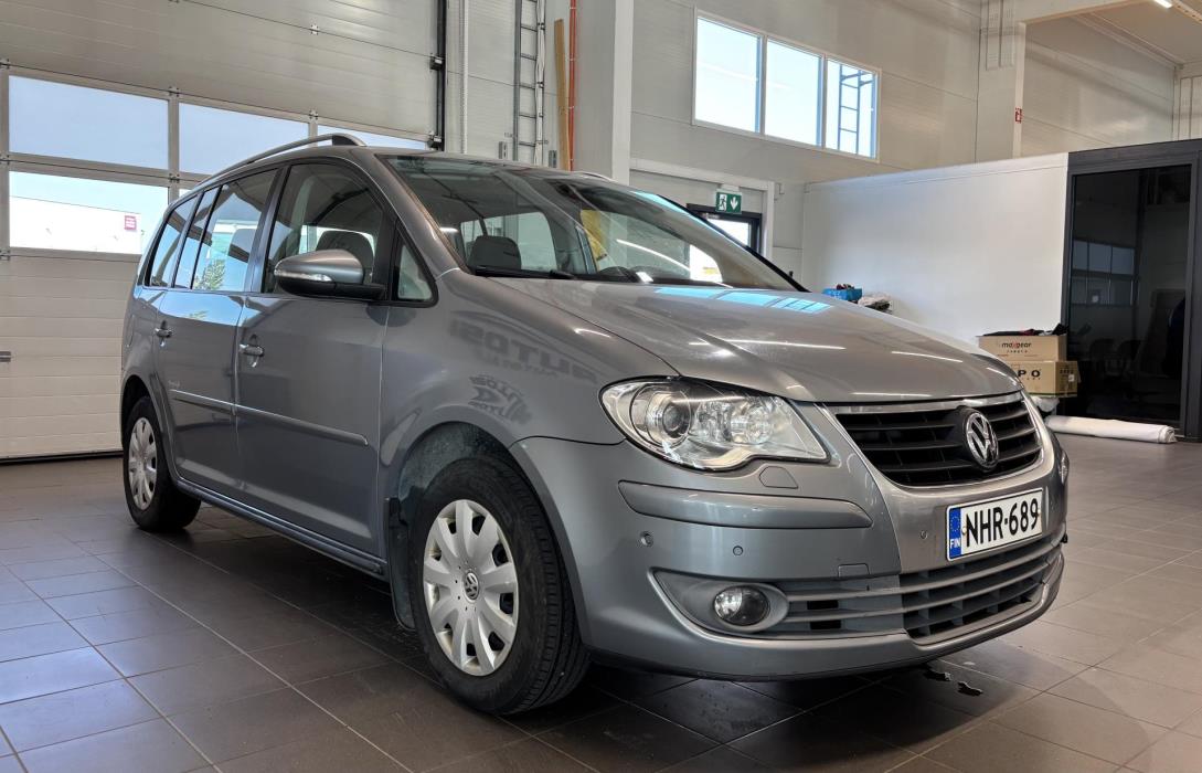 VOLKSWAGEN Touran 2010