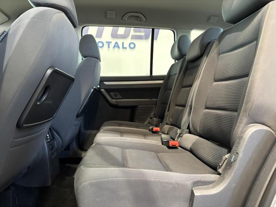VOLKSWAGEN Touran 2010