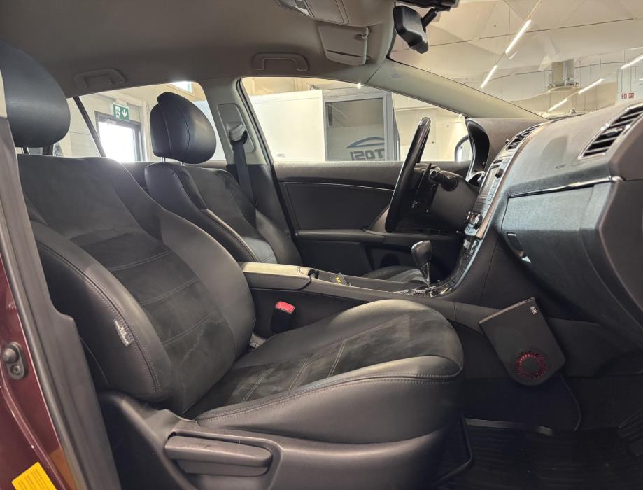 TOYOTA Avensis 2012