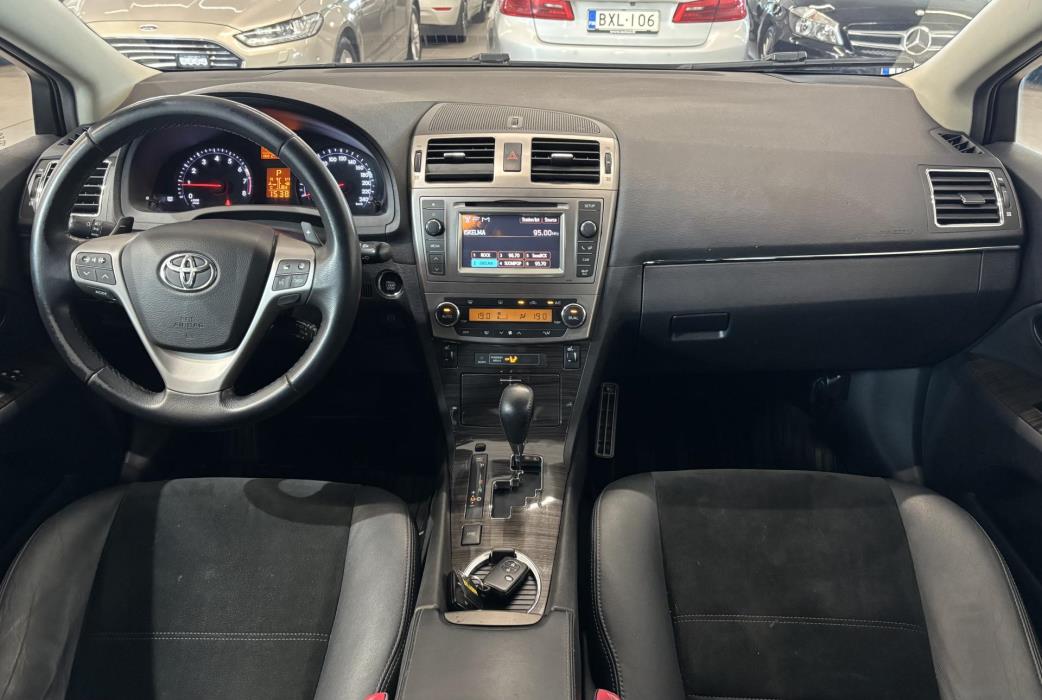 TOYOTA Avensis 2012